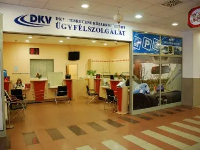 A képen bútorok, fedett pályás, padló, helyszín látható
Automatikusan generált leírás